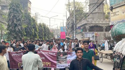 আইনশৃঙ্খলা পরিস্থিতি অবনতি হওয়ায় শিক্ষার্থীদের বিক্ষোভ