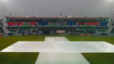 পিচ এখন কভার দিয়ে ঢাকা