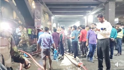 শেওড়াপাড়া কাঁচা বাজারে আগুন (ছবি: ভিডিও থেকে)