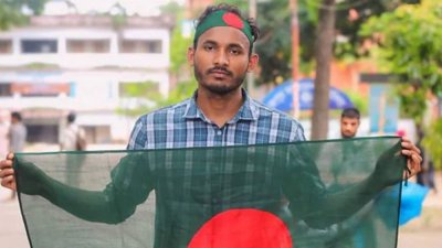 জাতীয় পতাকা হাতে আবু সাঈদ, ছবি: সংগৃহীত