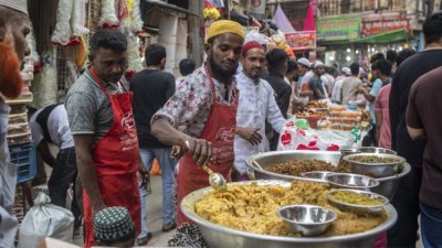 জমে উঠেছে ইফতারের বাজার। ছবি: সাজ্জাদ হোসেন