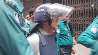 আজ আদালত চত্বরে আনিসুল হক