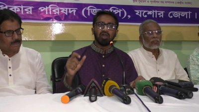 সাংবাদিকদের সঙ্গে কথা বলছেন রাশেদ খান