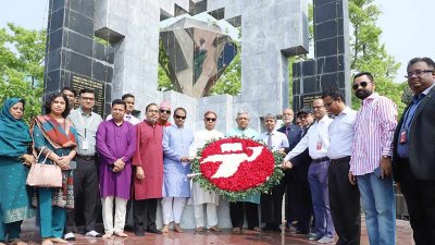 বলাকা ভবন চত্বরে অবস্থিত স্মৃতিস্তম্ভে শহীদদের প্রতি শ্রদ্ধা নিবেদন করা হয়