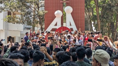 মীরসরাই উপজেলা শহীদ মিনারে বিএনপির একাংশের নেতাকর্মীরা