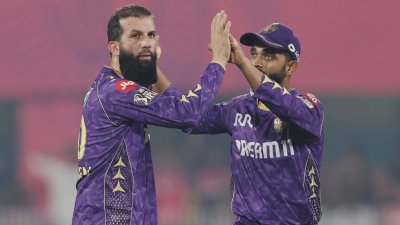 কলকাতার হয়ে অভিষেক করেছেন মঈন।