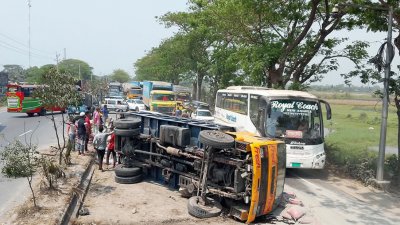 উল্টে যাওয়া বালুবাহী ট্রাক