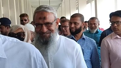 আদালত চত্তরে মোহাম্মদ মোসাদ্দেক আলী ফালু
