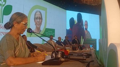 কথা বলছেন মৎস্য ও প্রাণিসম্পদ উপদেষ্টা ফরিদা আখতার