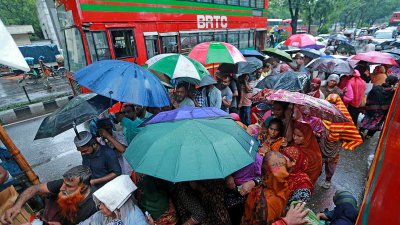বৃষ্টির কারণে রাজধানীতে তীব্র যানজট (ছবি: নাসিরুল ইসলাম)