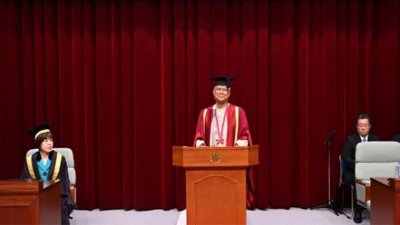 সোকা বিশ্ববিদ্যালয়ে বক্তব্য দিচ্ছেন ড. মুহাম্মদ ইউনূস