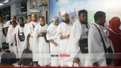 হযরত শাহজালাল আন্তর্জাতিক বিমানবন্দরে উড়োজাহাজে ওঠার আগে হজযাত্রীরা (ফাইল ছবি)