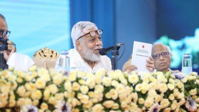 প্রস্তাবিত বাজেট পরবর্তী সংবাদ সম্মেলনে বক্তব্য দিচ্ছেন বিদ্যুৎ, জ্বালানি ও খনিজ সম্পদ মন্ত্রণালয়ের উপদেষ্টা মুহাম্মদ ফাওজুল কবির খান
