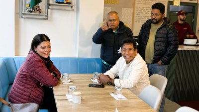 শুটিংয়ে নির্মাতা ও নাট্যকারের সঙ্গে তানজিকা আমিন ও মোশাররফ করিম