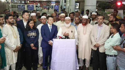 ঢাকাস্থ চীনা দূতাবাসের রাষ্ট্রদূত ইয়াও ওয়েন এবং দলের শীর্ষ স্থানীয় নেতারা হযরত শাহজালাল আন্তর্জাতিক বিমানবন্দরে এই প্রতিনিধিদলকে বিদায় জানান