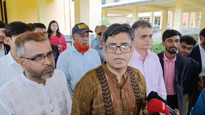 সাংবাদিকদের সঙ্গে কথা বলছেন প্রধান উপদেষ্টার প্রেস সচিব শফিকুল আলম
