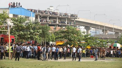 সন্তানকে খুঁজে ফিরছেন স্বজনরা