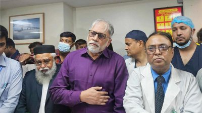 প্রেস বিফ্রিংয়ে কথা বলছেন প্রধান উপদেষ্টার স্বাস্থ্যবিষয়ক বিশেষ সহকারী অধ্যাপক ডা. সায়েদুর রহমান