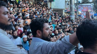 বৃহস্পতিবার বিকালে জুলাই পদযাত্রা শেষে হবিগঞ্জ শহরের এম সাইফুর রহমান টাউন হল প্রাঙ্গণে এনসিপির পথসভায় বক্তব্য দেন দলের আহ্বায়ক নাহিদ ইসলাম