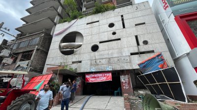 এক বছরের মাথায় এসে আওয়ামী লীগের কার্যালয় পরিষ্কার-পরিচ্ছন্ন করার কাজ শুরু হয়েছে (ছবি: আসাদ আবেদীন জয়)