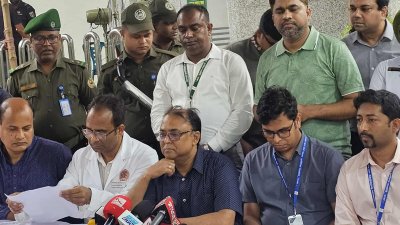 সংবাদ সম্মেলনে বার্ন ইনস্টিটিউটের ভারপ্রাপ্ত পরিচালক