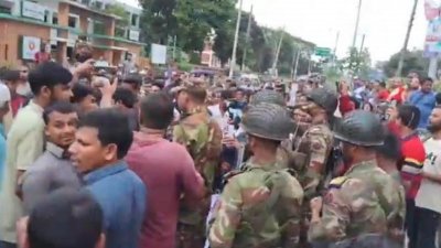 গাইবান্ধায় কলেজছাত্র সিজু মিয়া (২১) হত্যার বিচারের দাবিতে মানববন্ধন করেছেন এলাকাবাসী