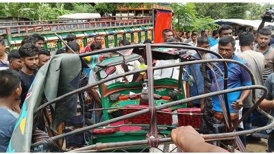 দুর্ঘটনাকবলিত সিএনজিচালিত অটোরিকশা