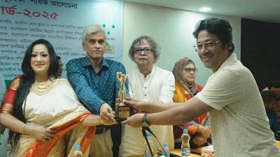 পুরস্কার গ্রহণ করছেন জনি হক