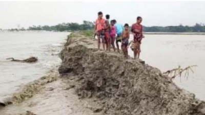 প্রায় তিন কিলোমিটার বেড়িবাঁধ ক্ষতিগ্রস্ত হয়েছে