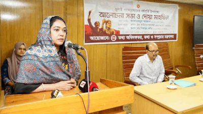 বক্তব্য দিচ্ছেন তথ্য ও সম্প্রচার মন্ত্রণালয়ের সচিব