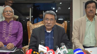 সাংবাদিকদের ব্রিফ করেন অধ্যাপক আলী রীয়াজ