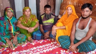 নিজ বাড়িতে স্বজনদের সঙ্গে বসে আছেন সালাউদ্দিন ফরাজি (মাঝের ব্যক্তি)।