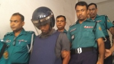 আদালত প্রাঙ্গণে গণতান্ত্রিক ছাত্র সংসদের বহিষ্কৃত যুগ্ম আহ্বায়ক জানে আলম
