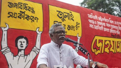 ‘শিক্ষার্থী-শ্রমিক ও জনতার দ্রোহযাত্রা’ শীর্ষক অনুষ্ঠানে বক্তব্য রাখছেন আনু মুহাম্মদ, ছবি: সাজ্জাদ হোসেন