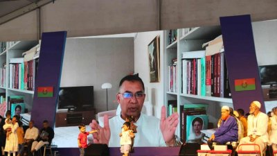 ‘ফ্যাসিবাদবিরোধী আন্দোলন ও আমার না বলা কথা’ শীর্ষক আলোচনা সভায় ভার্চুয়ালি যুক্ত হয়ে বক্তব্য রাখছেন তারেক রহমান