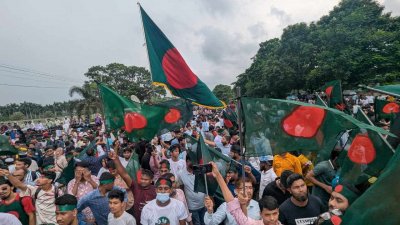 অনুষ্ঠান উপলক্ষে সাধারণ মানুষের উপচে পড়া ভিড়