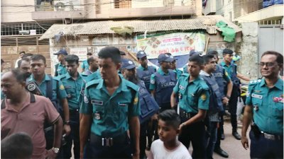 পরিস্থিতি নিয়ন্ত্রণে জেনেভা ক্যাম্পে পুলিশ সদস্যরা