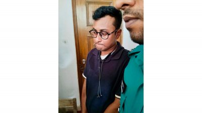 পুলিশ হেফাজতে আট তরুণ (কালো টিশার্ট পরা)