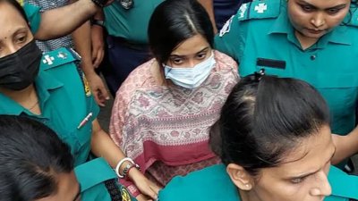 আদালত প্রাঙ্গণে মেজর সাদিকের স্ত্রী সুমাইয়া