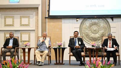 কুয়ালালামপুরে প্রবাসী বাংলাদেশিদের সঙ্গে মতবিনিময় সভা করছেন প্রধান উপদেষ্টা
