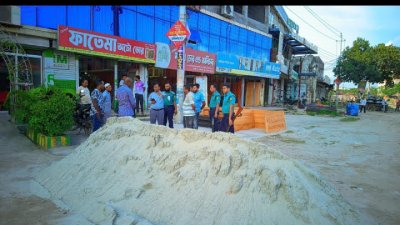 রাজধানীর আফতাবনগরে যত্রতত্র নির্মাণসামগ্রী রাখায় বায়ুদূষণের দায়ে সংশ্লিষ্টদের বিরুদ্ধে জরিমানাসহ মামলা দায়ের করা হয়