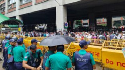 সচিবালের ৫ নম্বর গেটে পুলিশের ব্যারিকেট