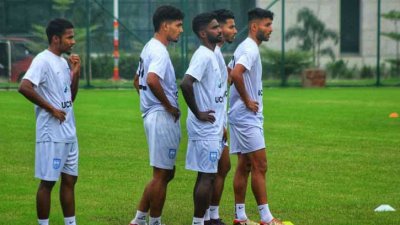 নিজেদের ঝালিয়ে নিয়েছেন ফুটবলাররা