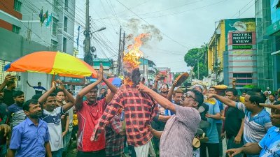 অবাঞ্ছিত ঘোষণা করা নেতাদের কুশপুত্তলিকা দহ