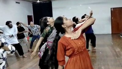 ‘দেয়াল’ নাটকের একটি দৃশ্য