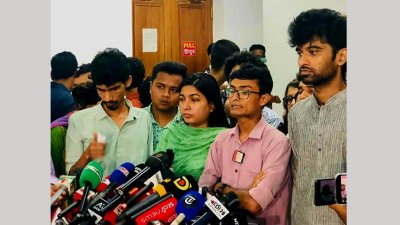 সাংবাদিকদের সঙ্গে কথা বলছেন বামপন্থি ছাত্র সংগঠনগুলোর সমন্বিত জোট প্যানেলের নেতারা