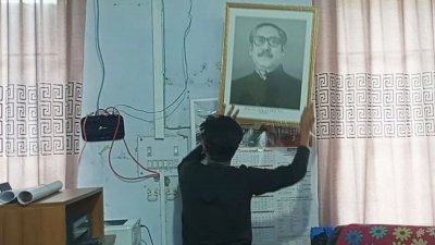 বঙ্গবন্ধু শেখ মুজিবুর রহমানের ছবি অপসারণ করছে ছাত্রদল নেতাকর্মীরা