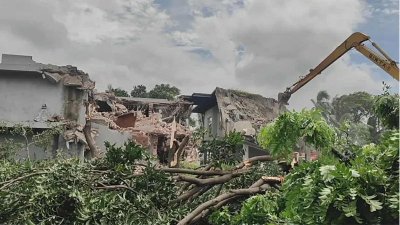 গুঁড়িয়ে দেওয়া নসরুল হামিদের অবৈধ বাংলো