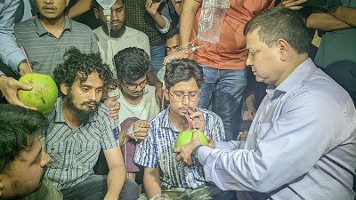অনশনরত শিক্ষার্থীদের ডাবের পানি পান করিয়ে অনশন ভাঙান বেরোবি উপাচার্য অধ্যাপক ড. শওকাত আলী