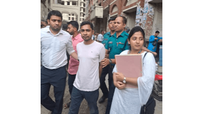 আদালত প্রাঙ্গণে আসামিরা